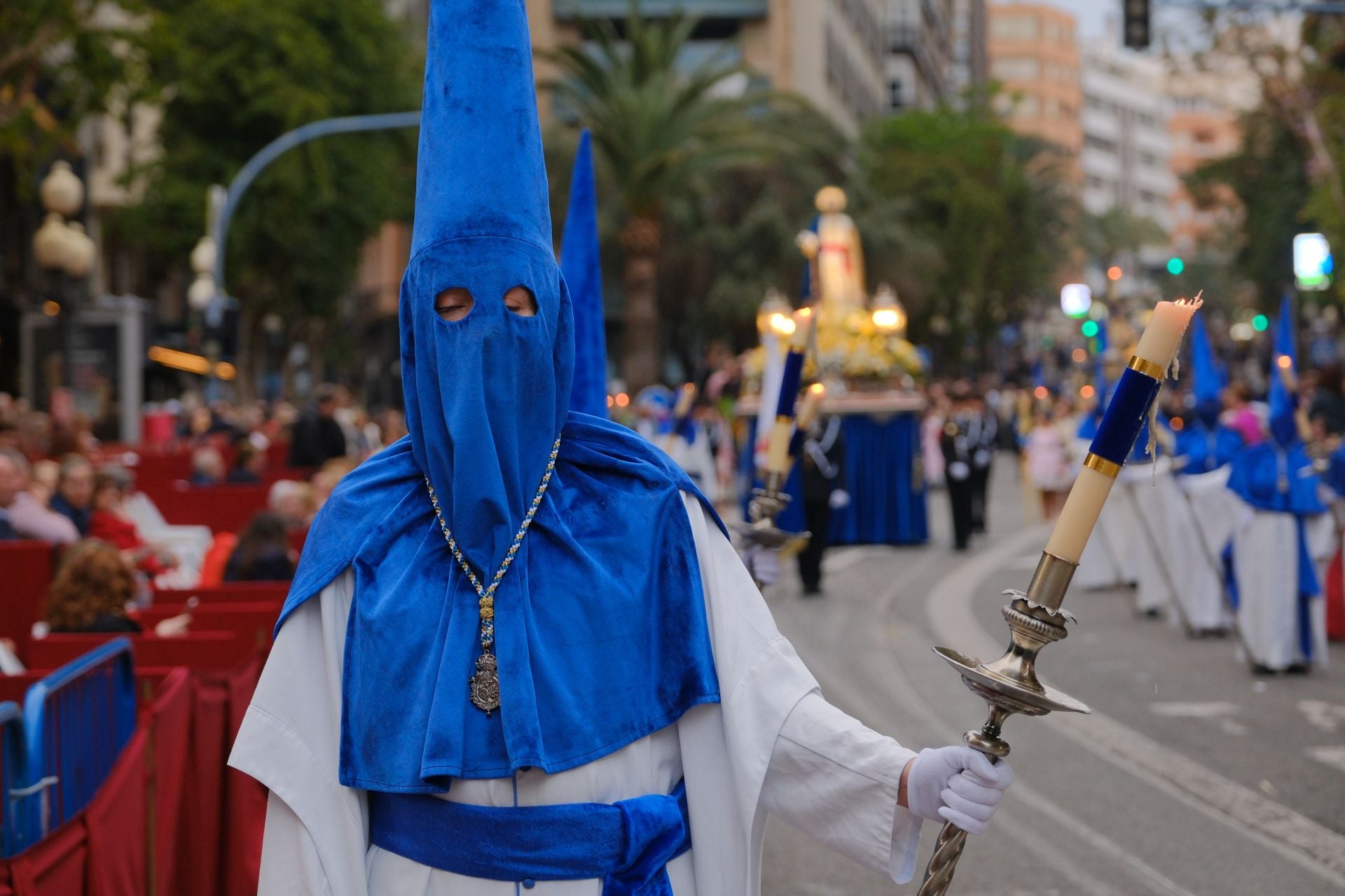 Las procesiones del Domingo de Ramos cruzan la carrera oficial de Alicante