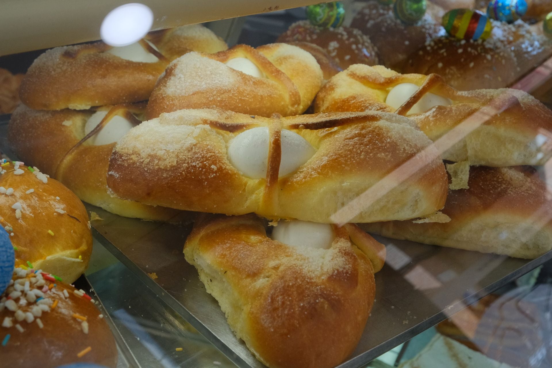 Las monas de Pascua decoran las panaderías y hornos de Alicante