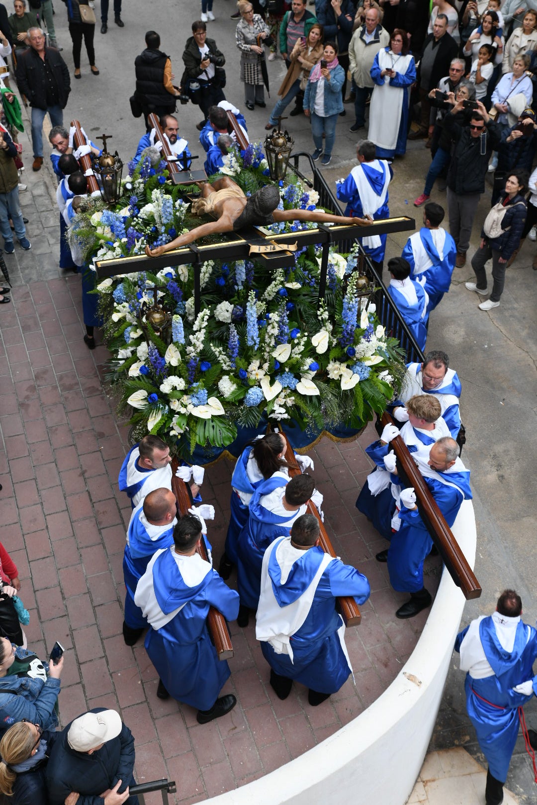 La espectacular salida de El Morenet emociona a Alicante y elude la lluvia