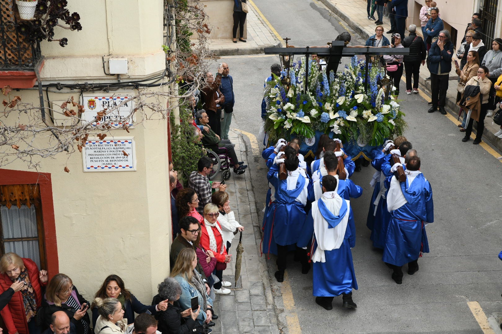 La espectacular salida de El Morenet emociona a Alicante y elude la lluvia