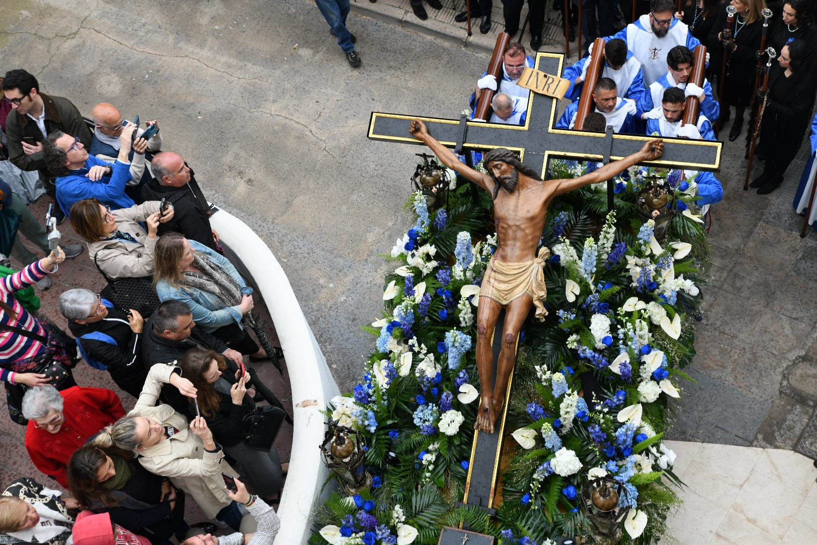 La espectacular salida de El Morenet emociona a Alicante y elude la lluvia
