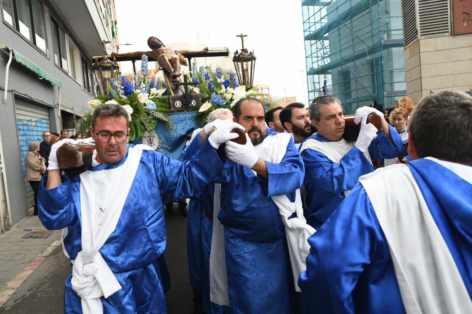 La espectacular salida de El Morenet emociona a Alicante y elude la lluvia