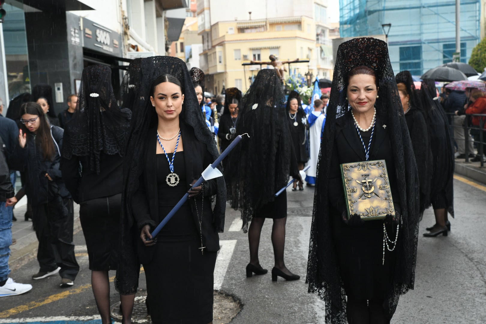 La espectacular salida de El Morenet emociona a Alicante y elude la lluvia