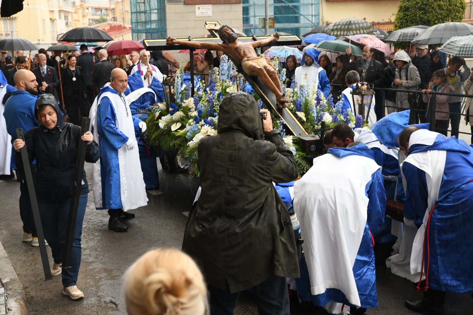 La espectacular salida de El Morenet emociona a Alicante y elude la lluvia