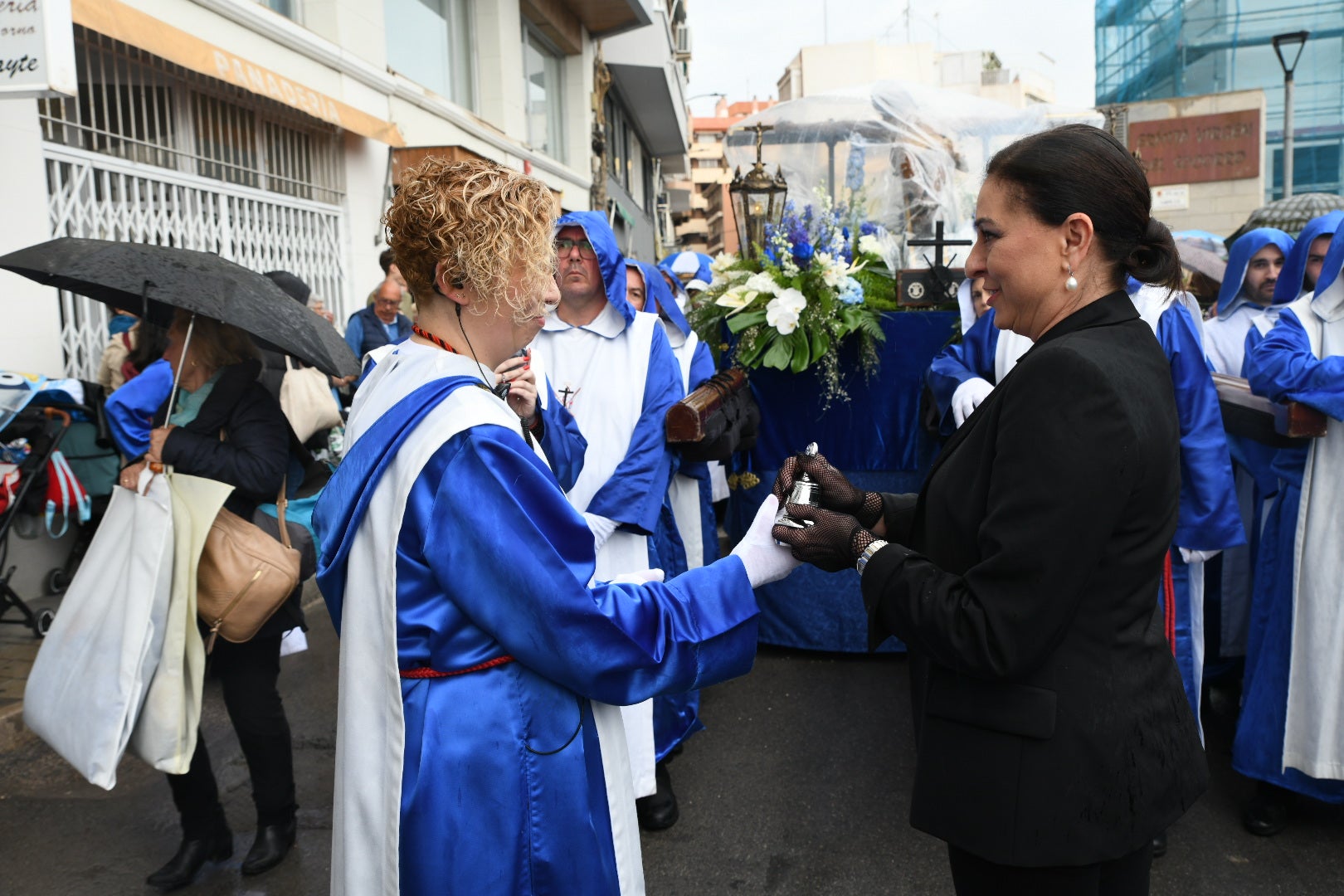 La espectacular salida de El Morenet emociona a Alicante y elude la lluvia
