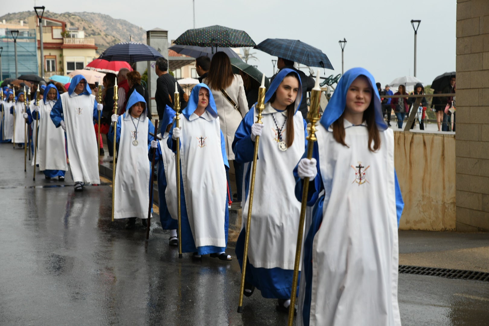 La espectacular salida de El Morenet emociona a Alicante y elude la lluvia