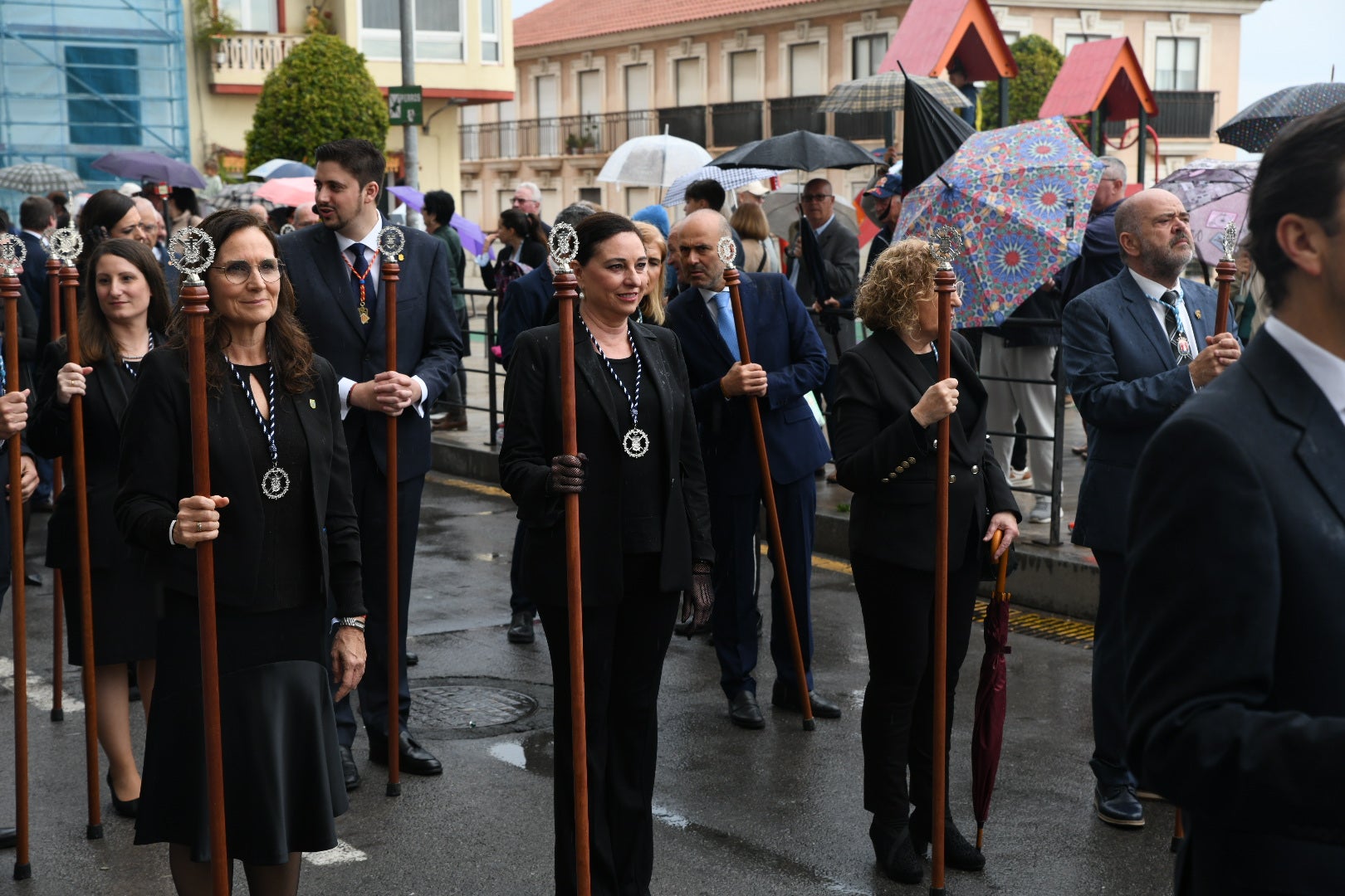 La espectacular salida de El Morenet emociona a Alicante y elude la lluvia