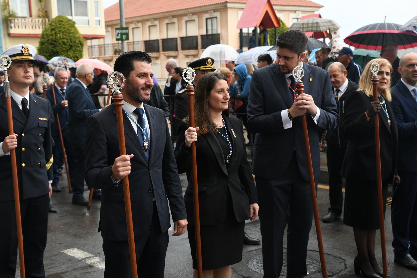 La espectacular salida de El Morenet emociona a Alicante y elude la lluvia
