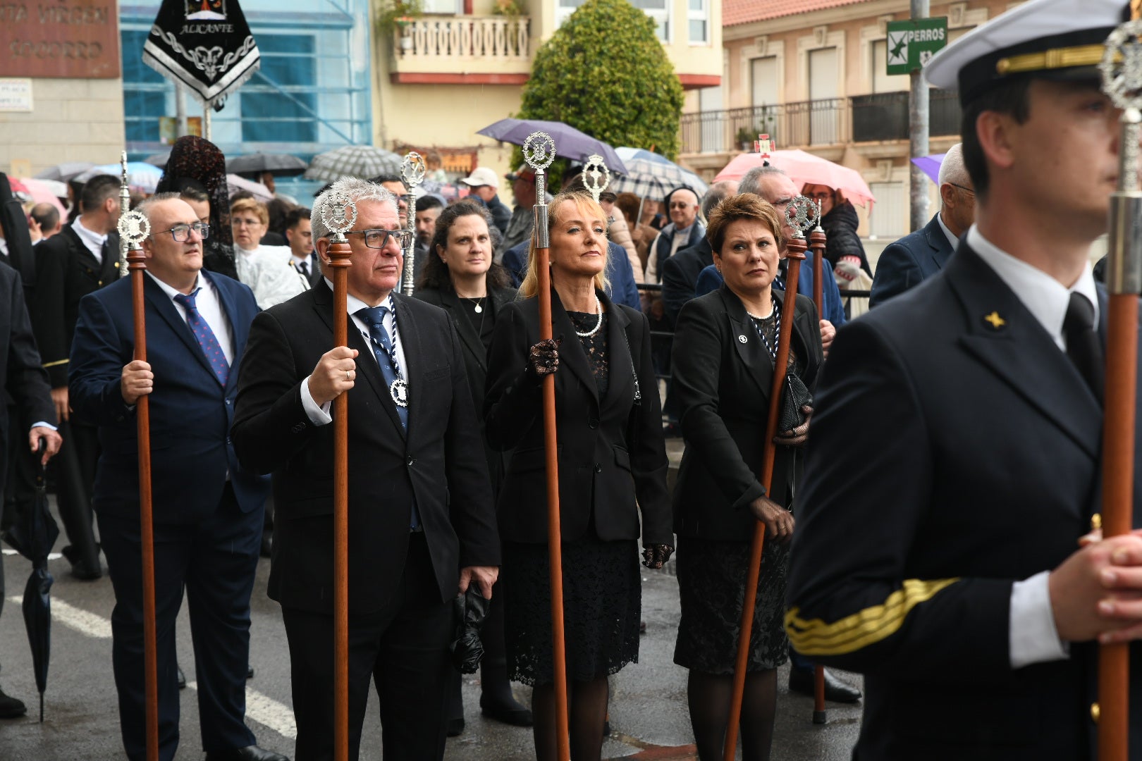 La espectacular salida de El Morenet emociona a Alicante y elude la lluvia
