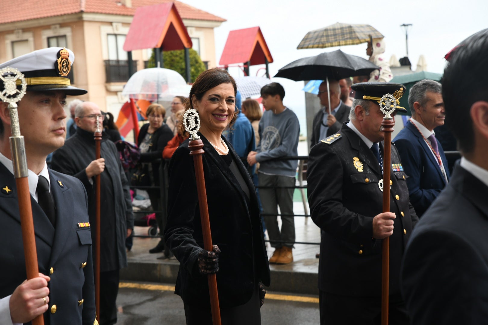 La espectacular salida de El Morenet emociona a Alicante y elude la lluvia