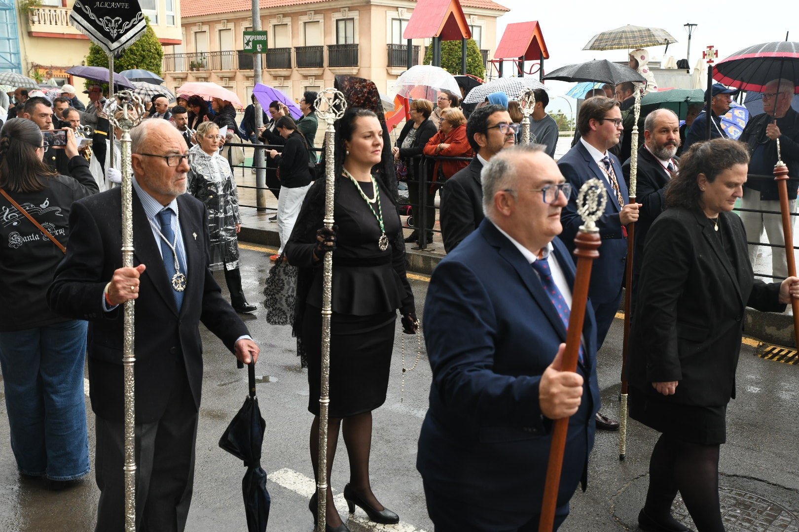 La espectacular salida de El Morenet emociona a Alicante y elude la lluvia