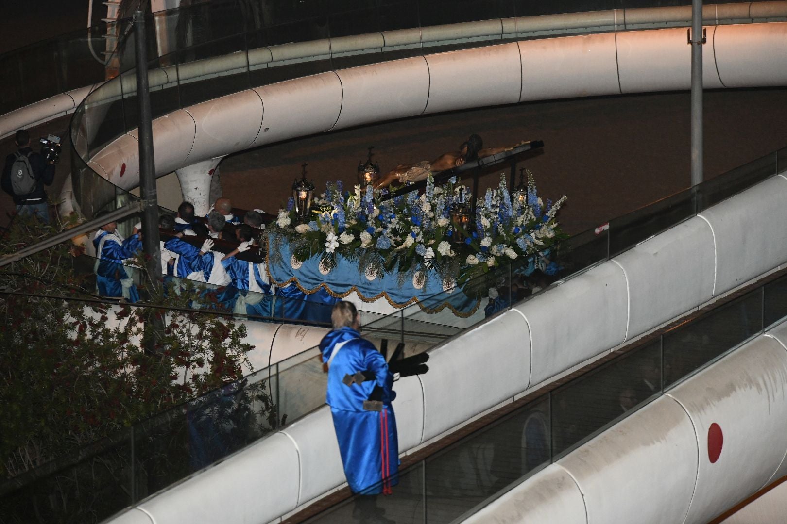 La espectacular salida de El Morenet emociona a Alicante y elude la lluvia