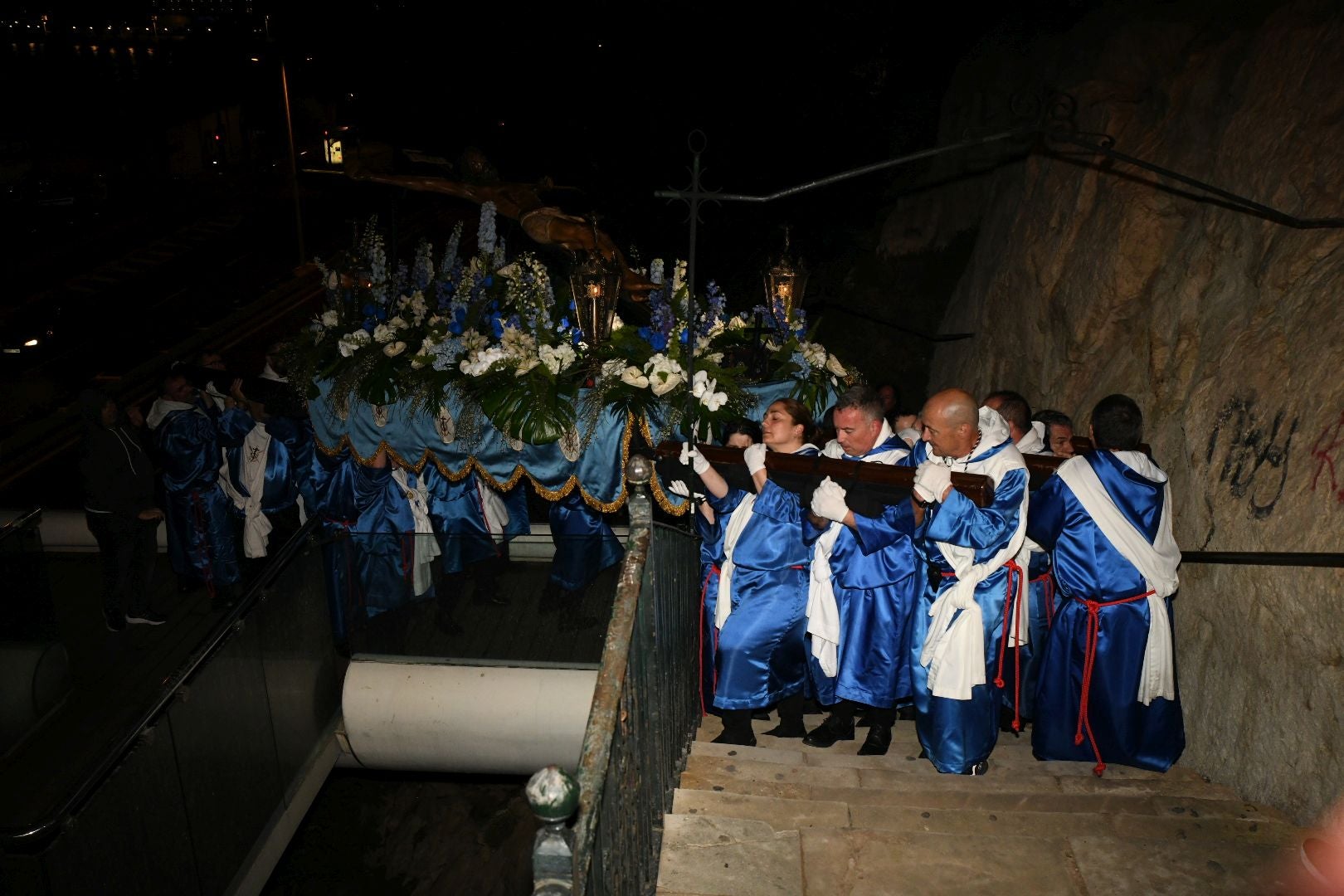 La espectacular salida de El Morenet emociona a Alicante y elude la lluvia