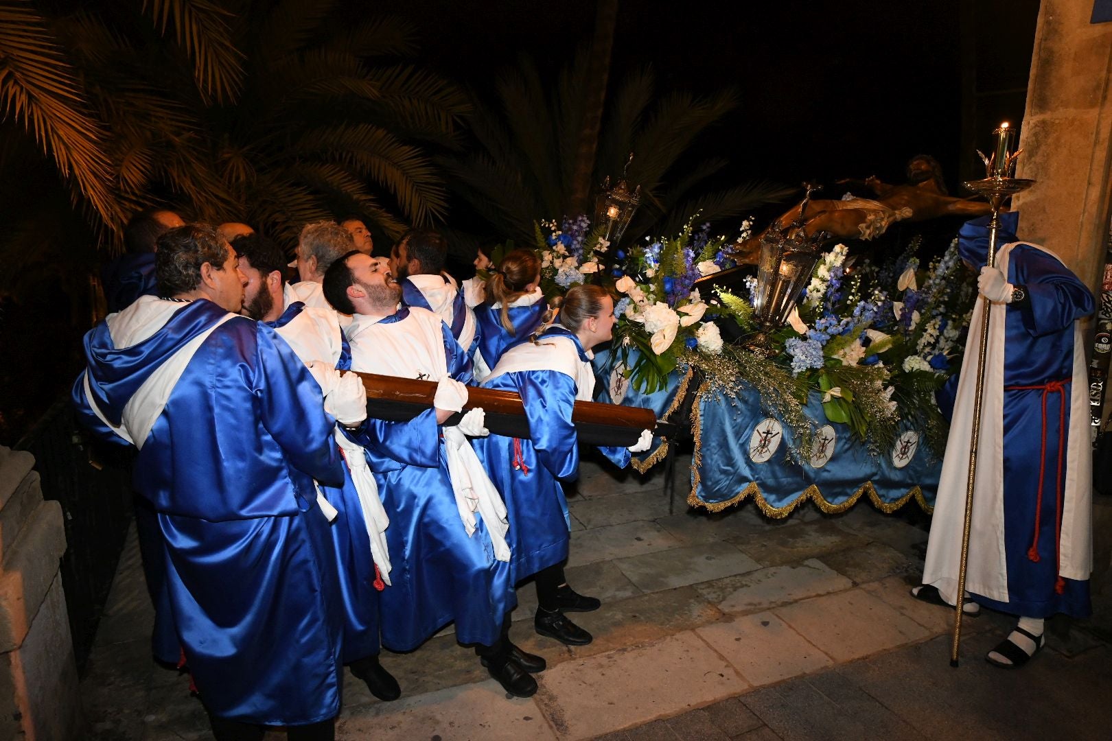 La espectacular salida de El Morenet emociona a Alicante y elude la lluvia