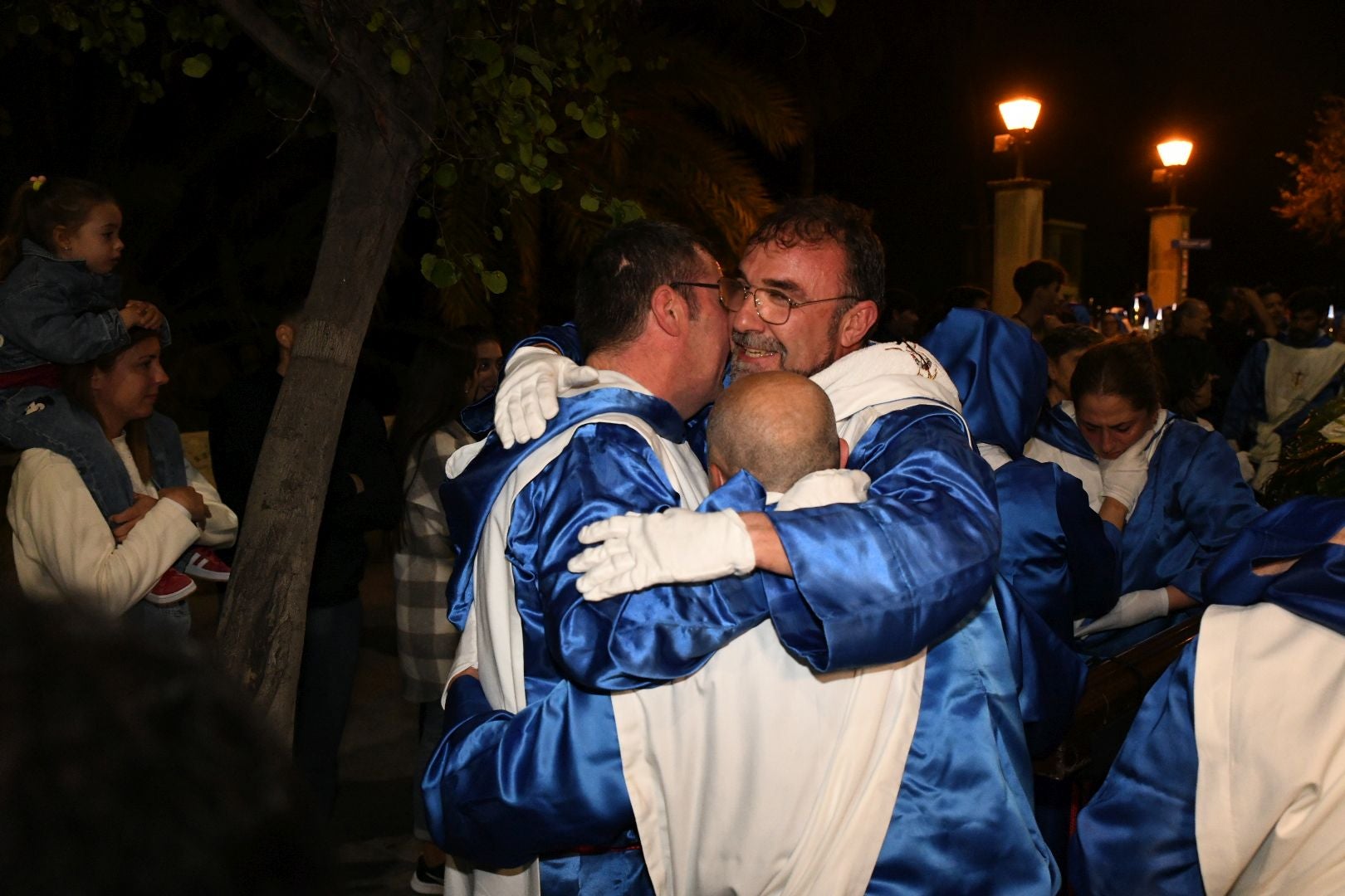La espectacular salida de El Morenet emociona a Alicante y elude la lluvia