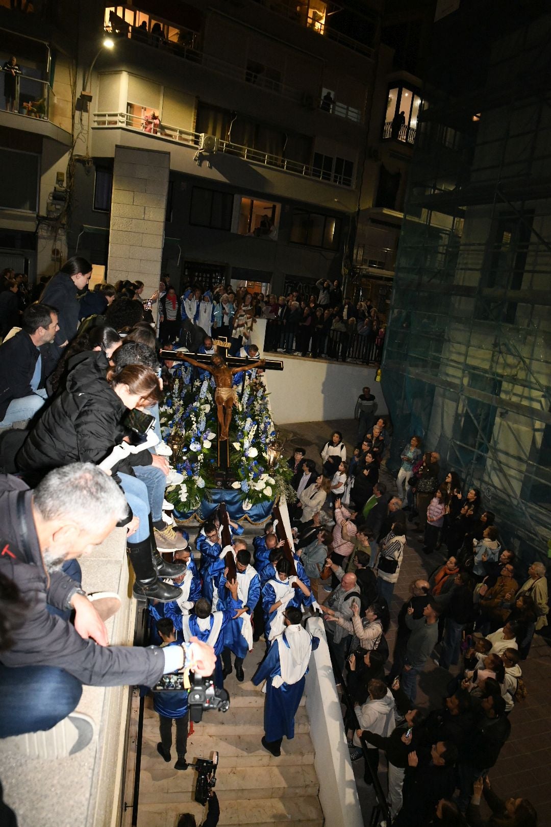La espectacular salida de El Morenet emociona a Alicante y elude la lluvia