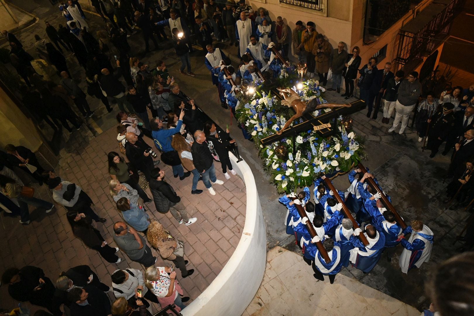 La espectacular salida de El Morenet emociona a Alicante y elude la lluvia