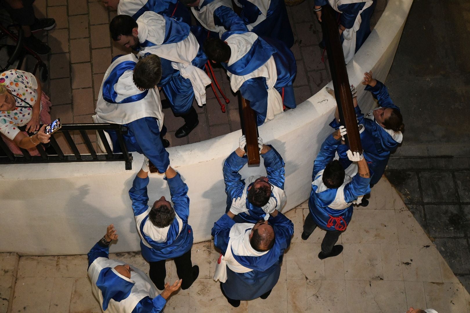 La espectacular salida de El Morenet emociona a Alicante y elude la lluvia