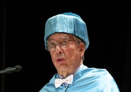 Mario Vargas Llosa durante su investidura como 'doctor honoris causa' por la UA.