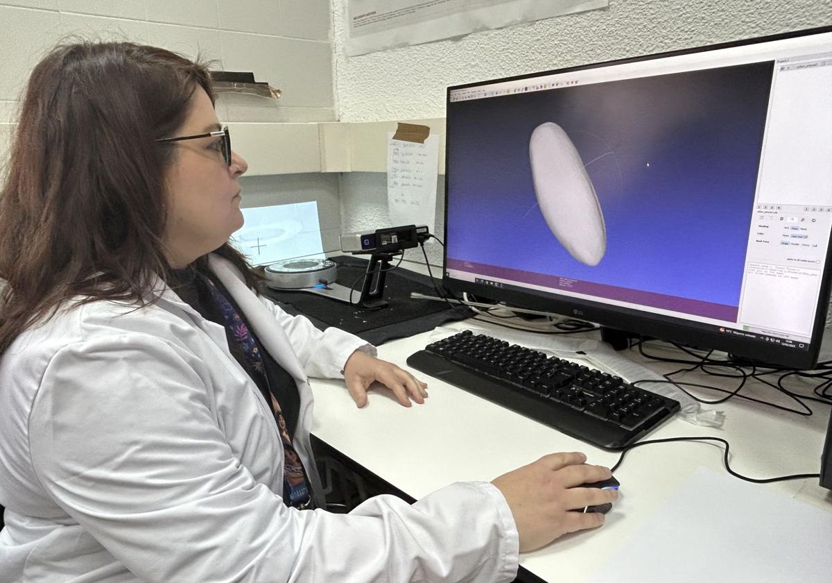 Stéphanie Torrijo, lead researcher of the study, in the laboratory with an image of an Iberian pine nut on the screen.