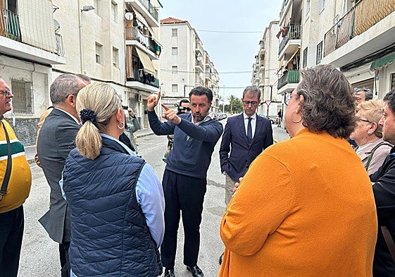 El alcalde Pablo Ruz y el secretario autonómico de Vivienda, Sebastián Fernández, durante la reunión con los vecinos del barrio de San Antón.