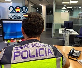 Imagen de un agente durante la investigación del caso.