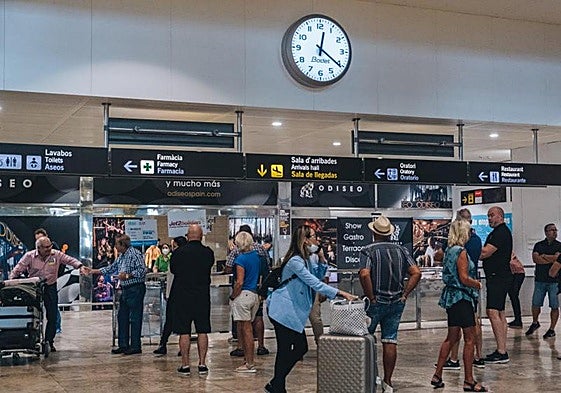 Turistas en el aeropuerto de Alicante-Elche.
