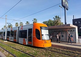 Un Tram en la parada de la Universidad.