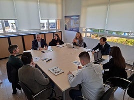 Representantes de la Autoridad Portuaria, Alicante Port Innova e InferIA durante la reunión para la puesta en marcha del proyecto
