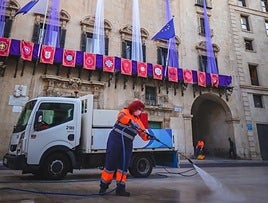 Una operaria de limpieza trabaja en la plaza del Ayuntamiento de Alicante.
