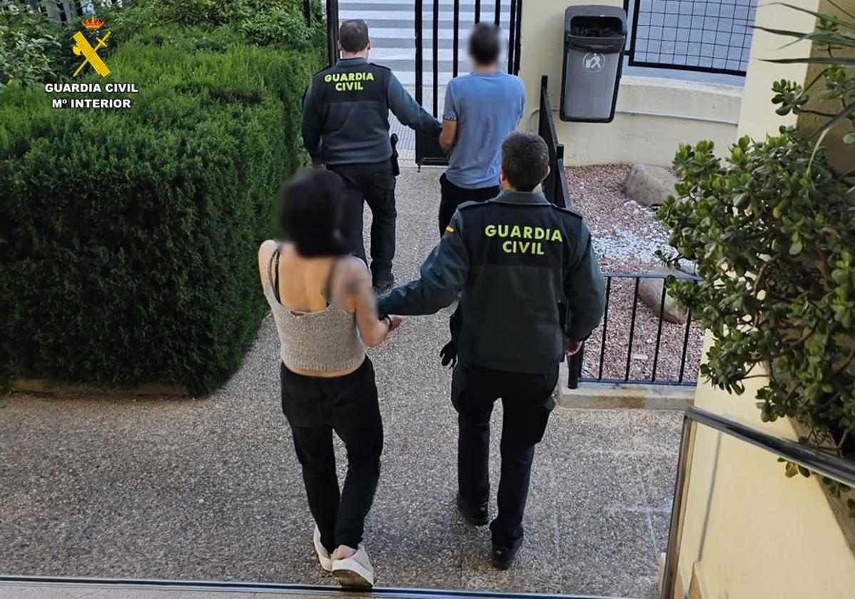 La Guardia Civil custodia a los detenidos.