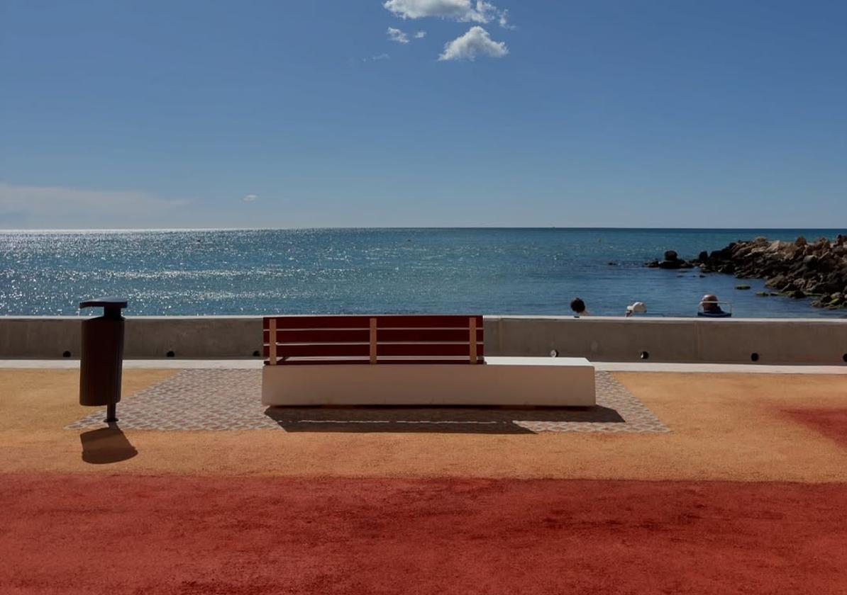 New benches facing the beach.
