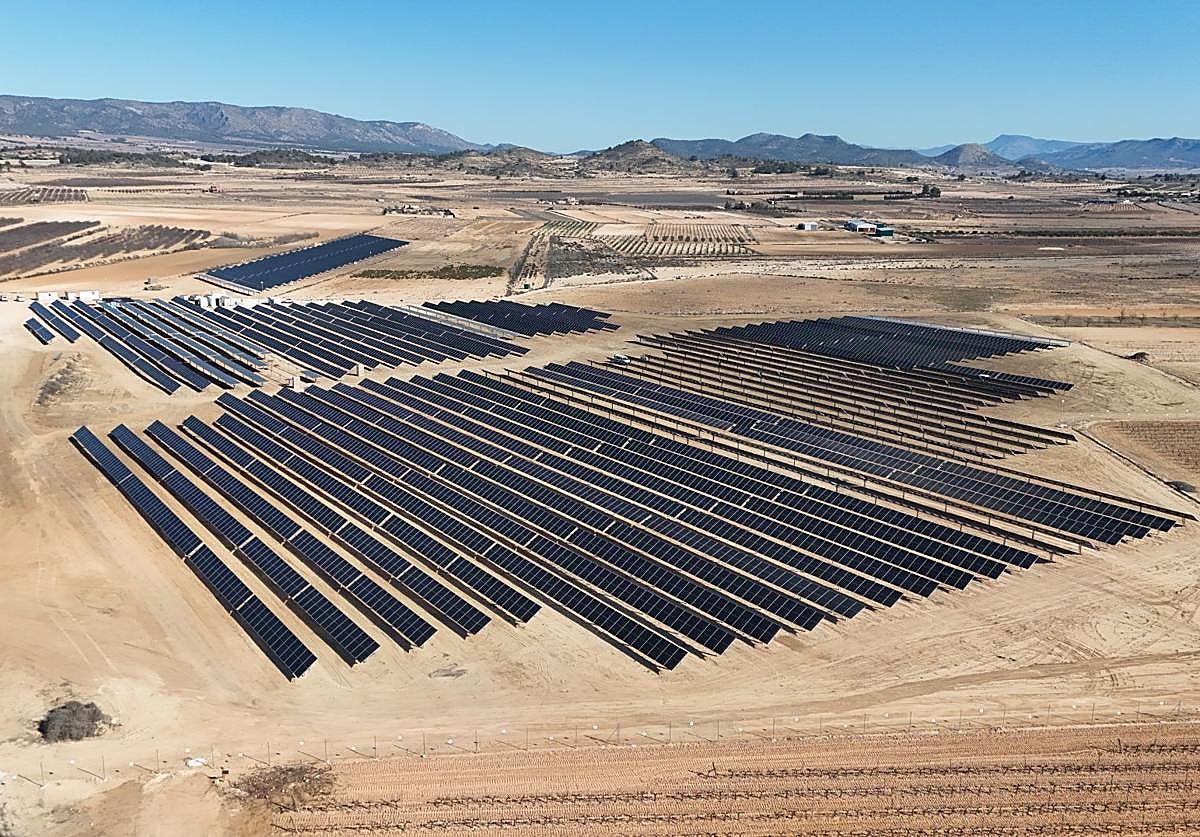 Imagen aérea de la planta en Pinoso y de las nuevas instalaciones logísticas de Awergy en Monóvar.