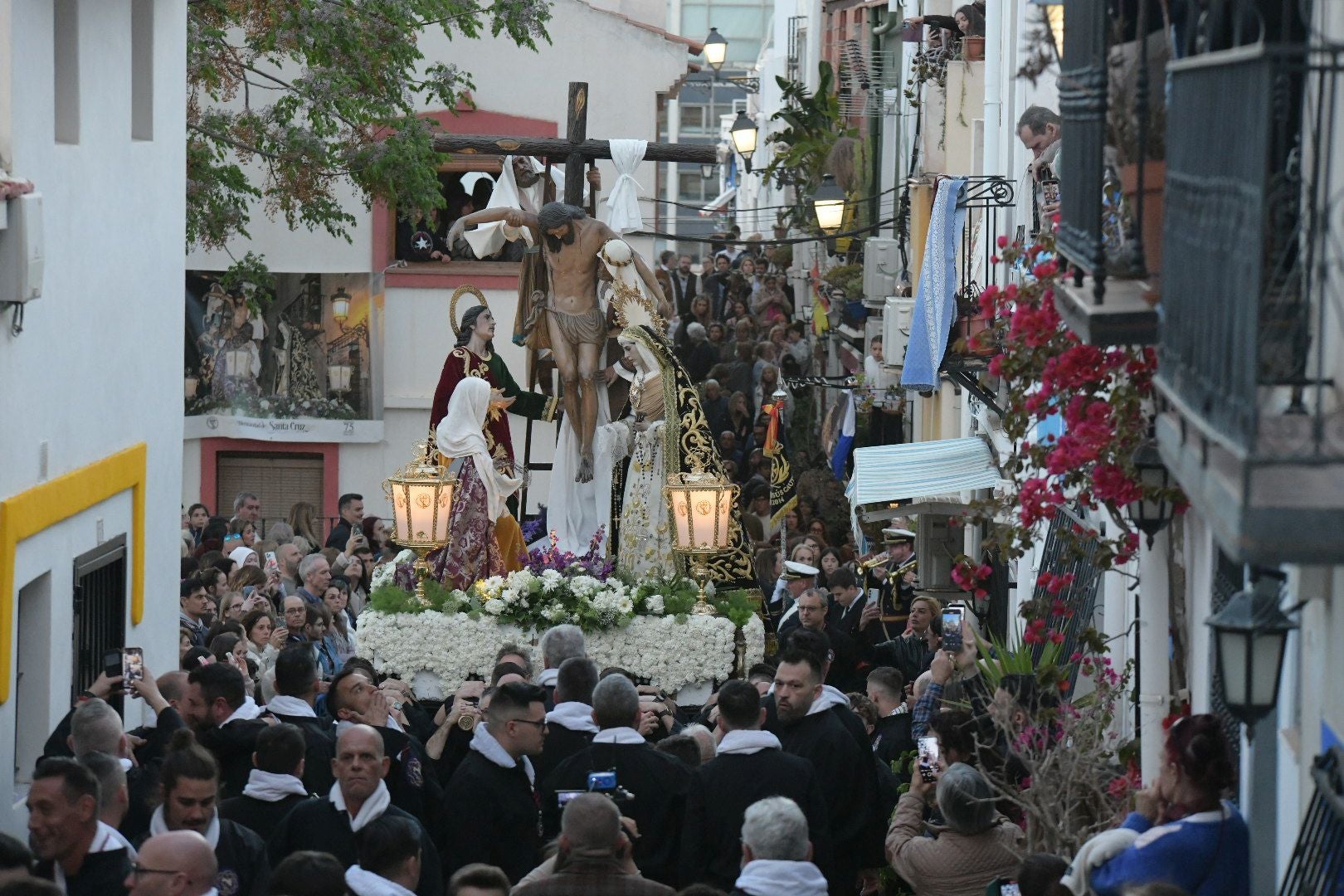 Alicante, a los pies de la procesión de Santa Cruz