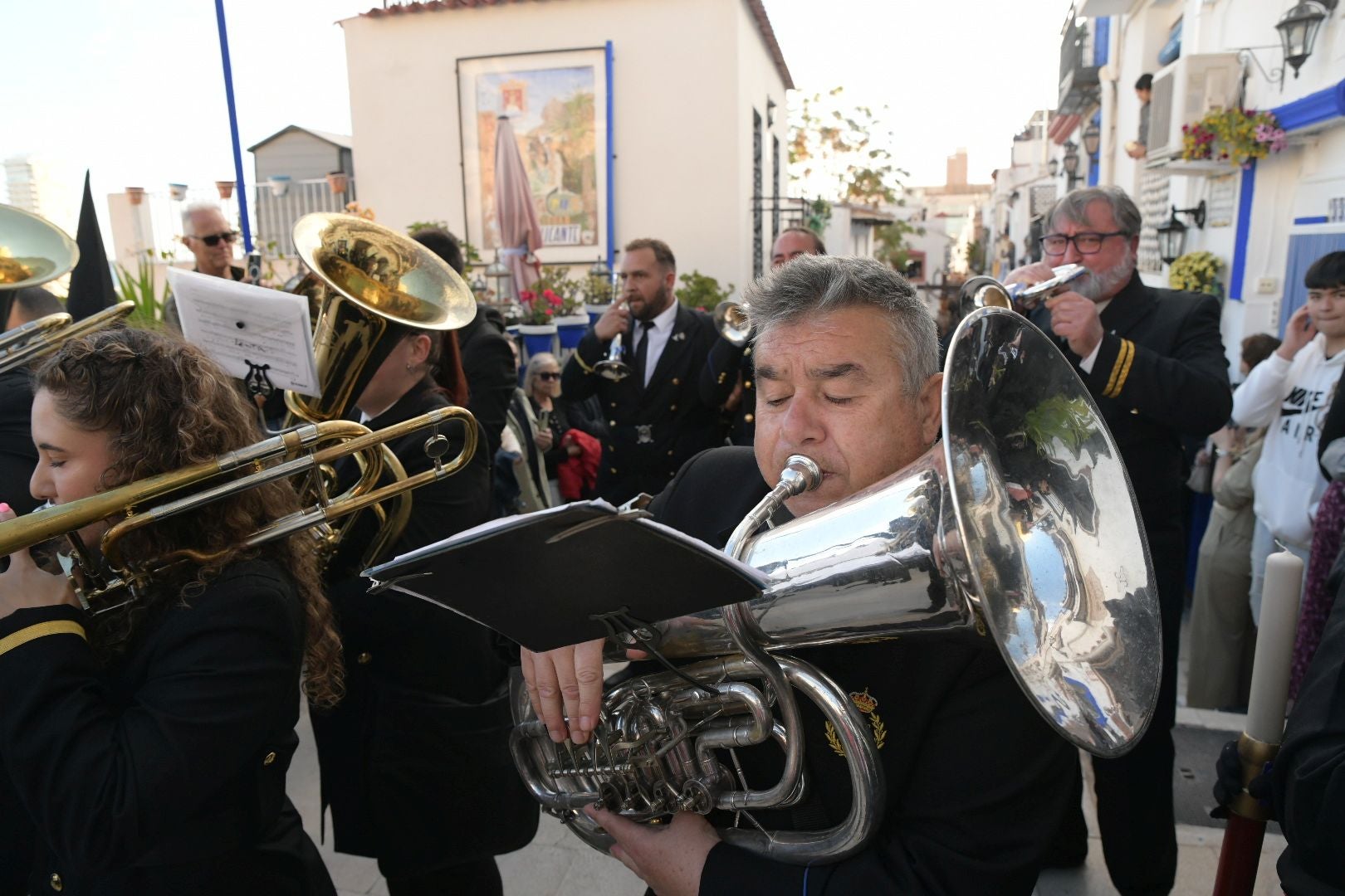 Alicante, a los pies de la procesión de Santa Cruz