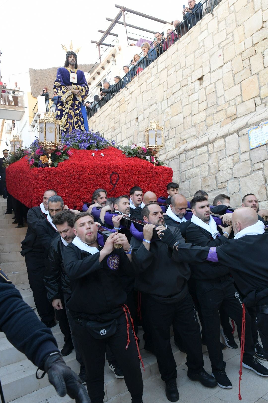 Alicante, a los pies de la procesión de Santa Cruz