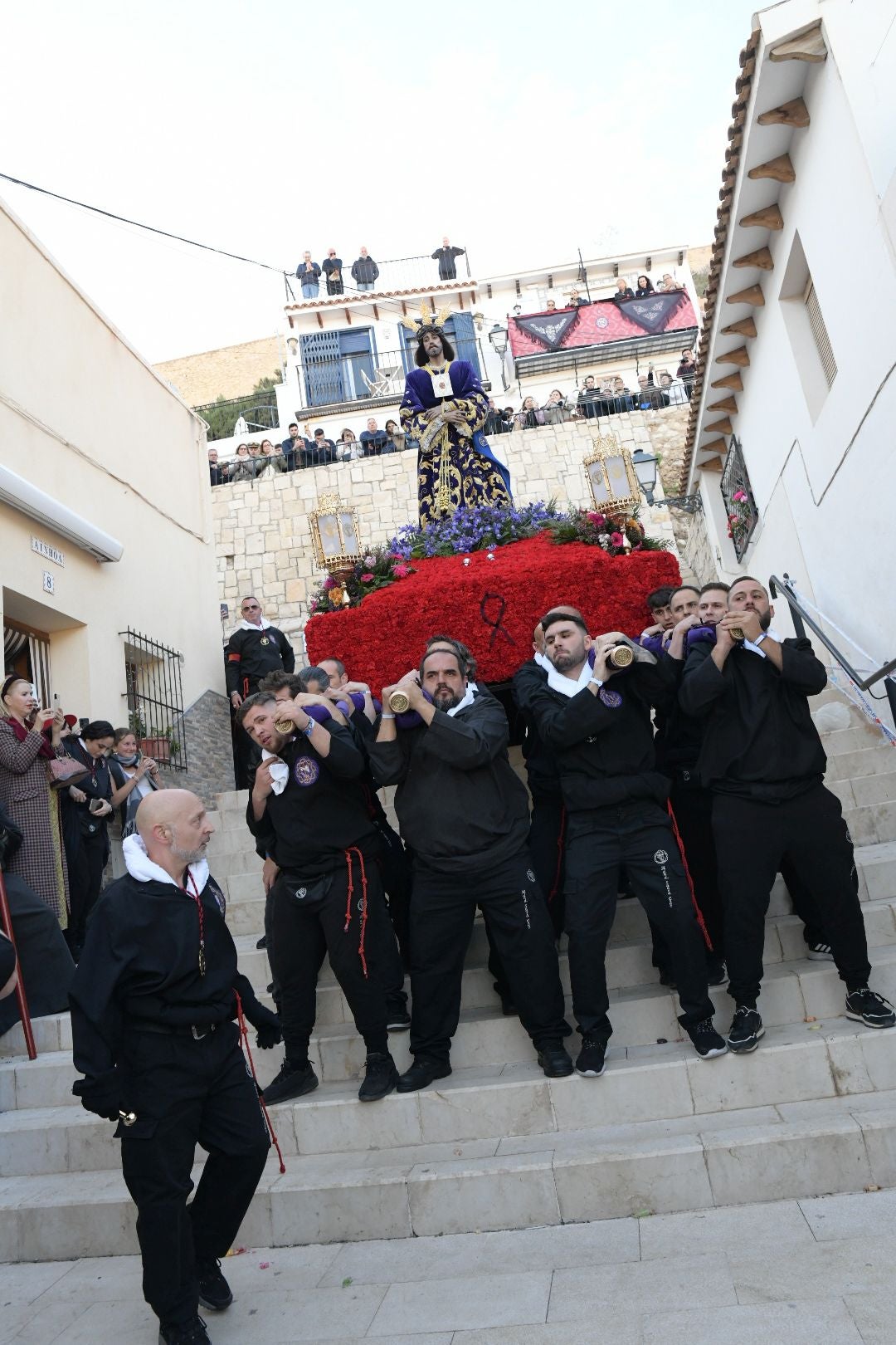 Alicante, a los pies de la procesión de Santa Cruz