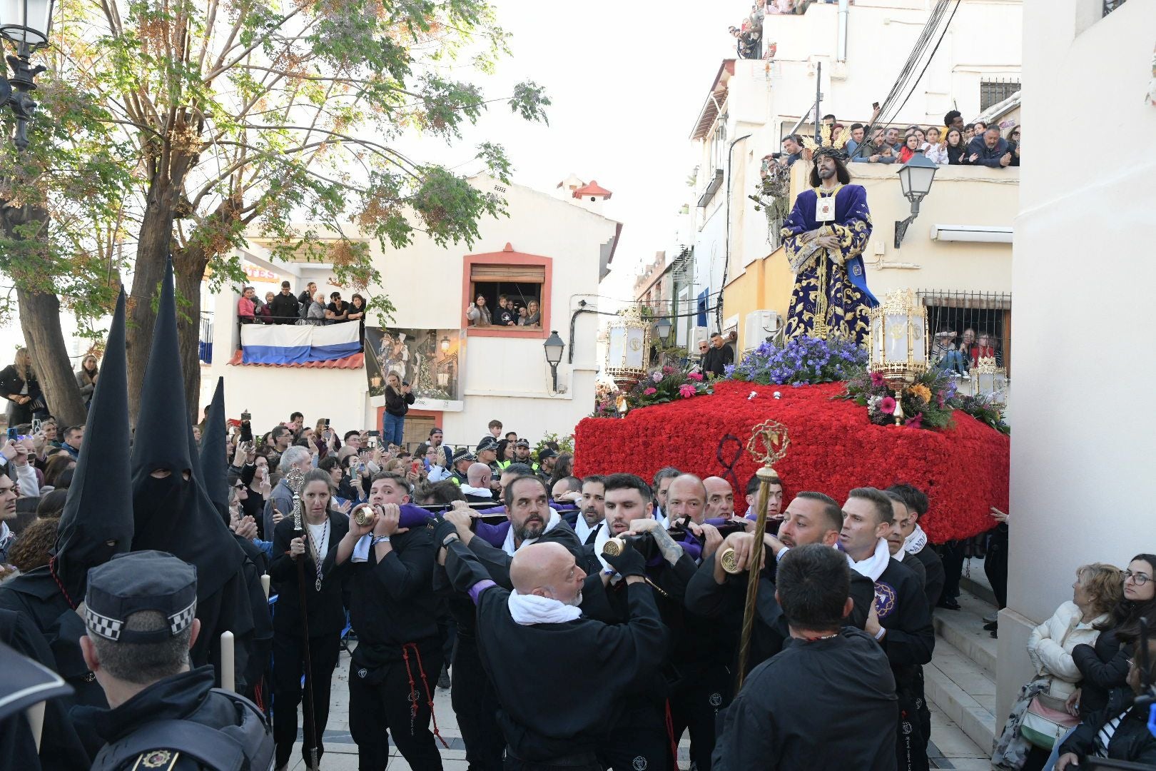Alicante, a los pies de la procesión de Santa Cruz