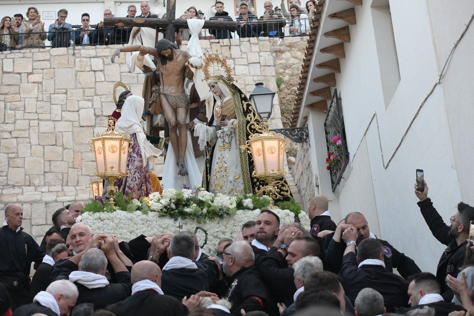 Alicante, a los pies de la procesión de Santa Cruz
