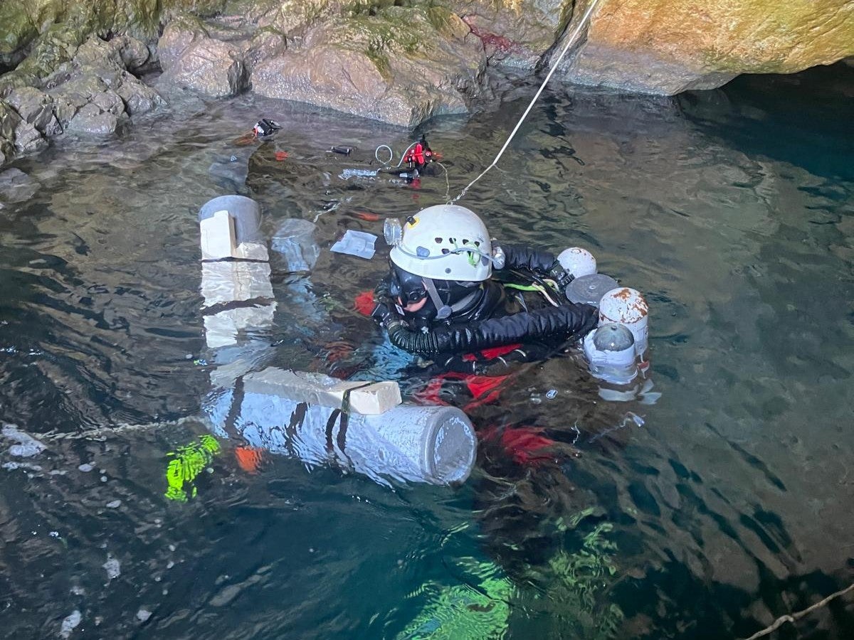 Imagen principal - Hito histórico en la cueva del Moraig: avanzan hasta los 3 kilómetros y exploran 260 metros de galerías