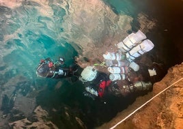 El Grupo de Exploración Moraig en la inmersión dentro de la cueva.