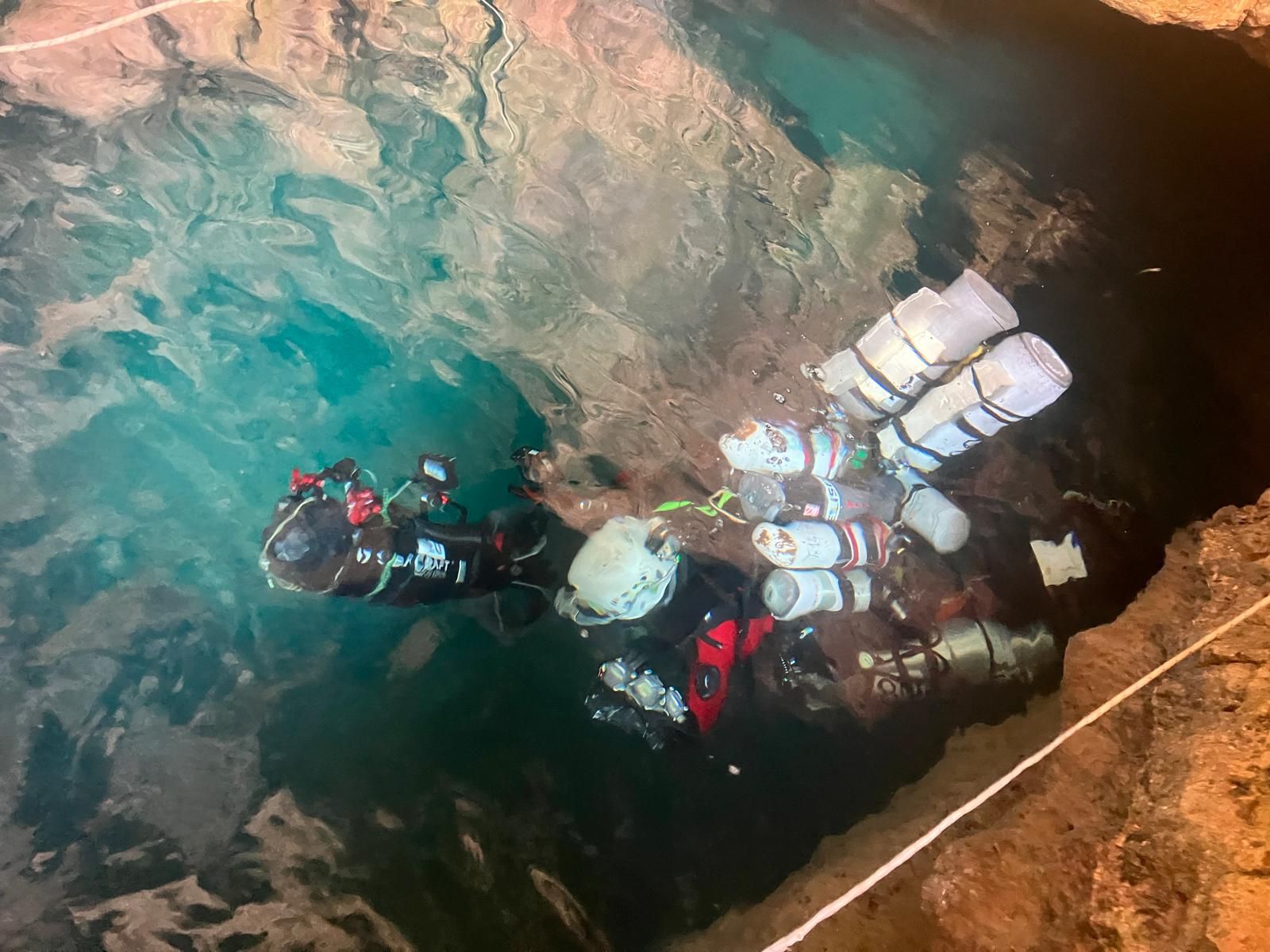 El Grupo de Exploración Moraig en la inmersión dentro de la cueva.