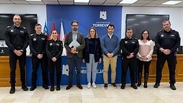 Los nuevos policías, con el alcalde y ediles de Torrevieja.