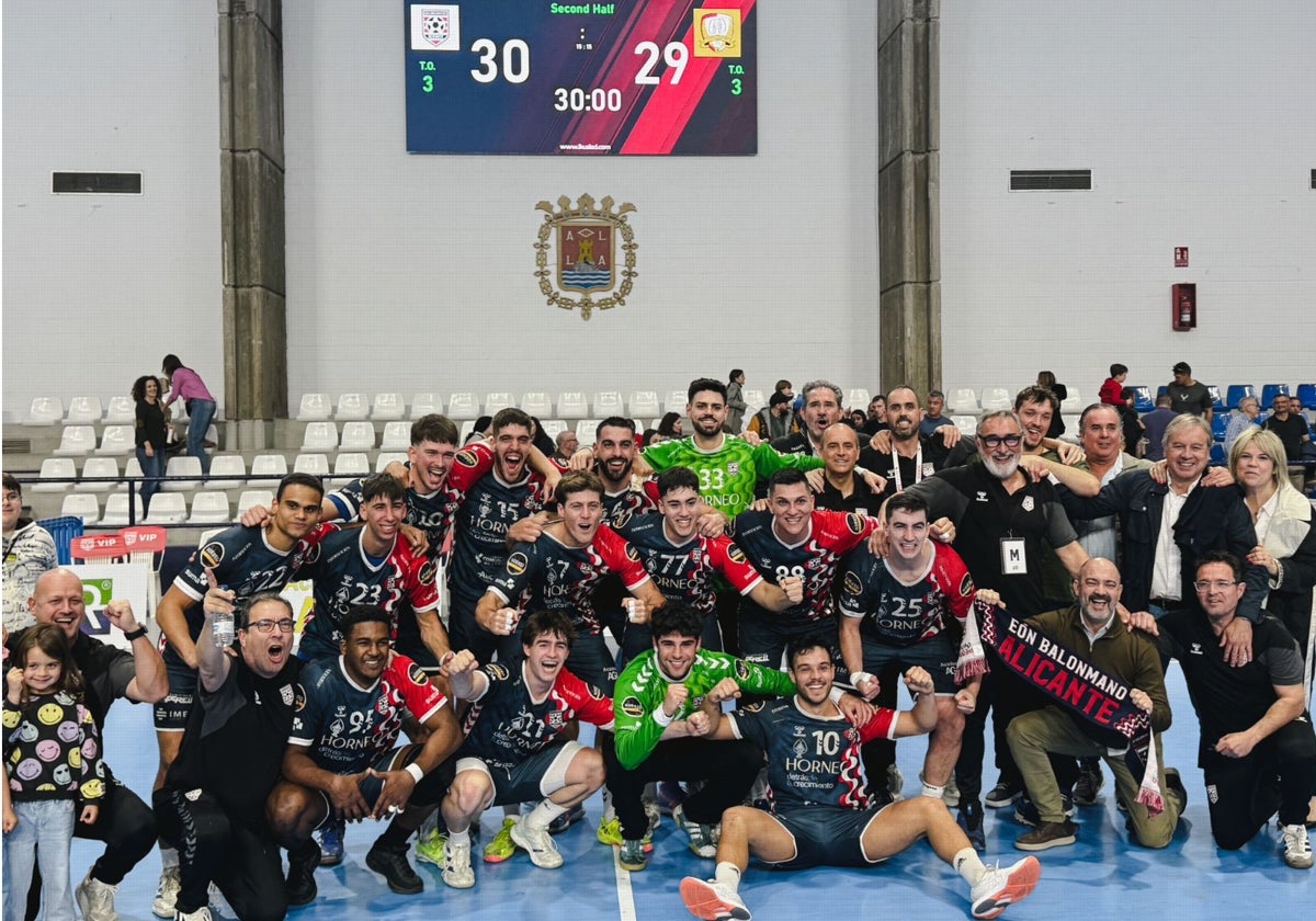 El EÓN Horneo Alicante celebra la victoria ante Caserío Ciudad Real.