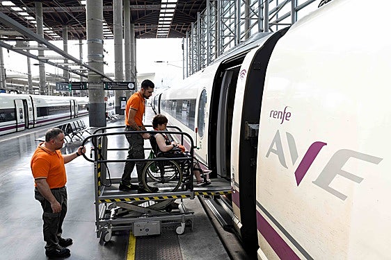 Plataforma que permite a los viajeros con movilidad reducida subir al tren.