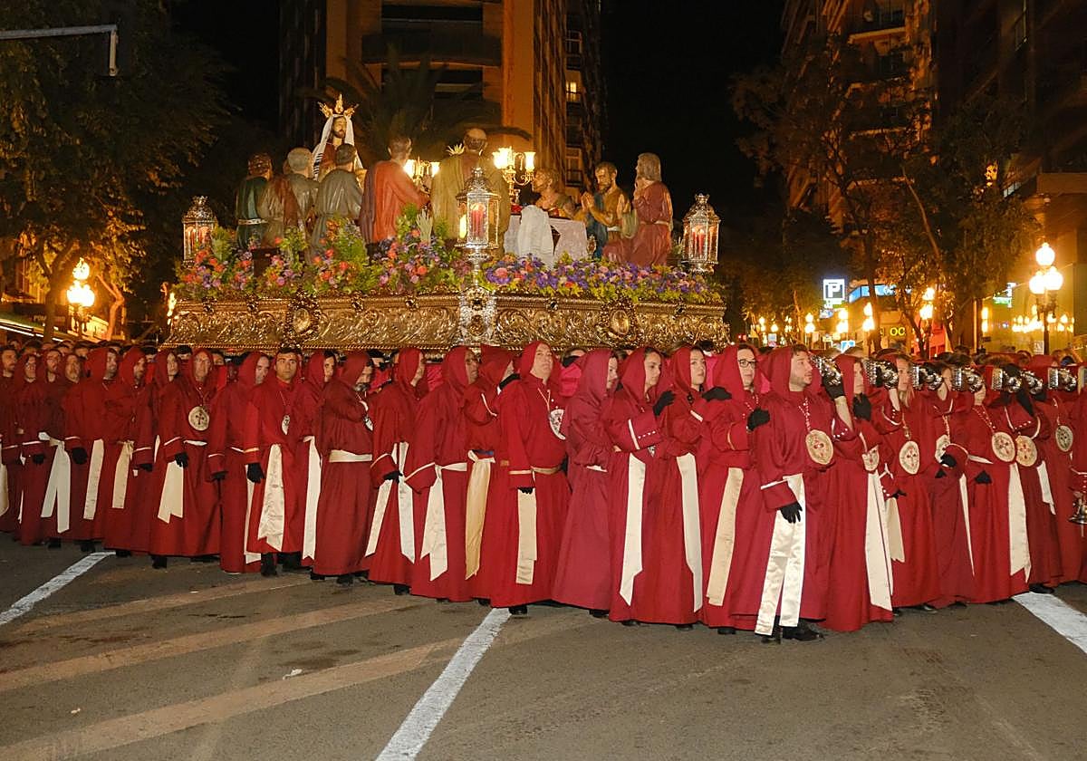 El paso más grande de España emociona a la Semana Santa de Alicante
