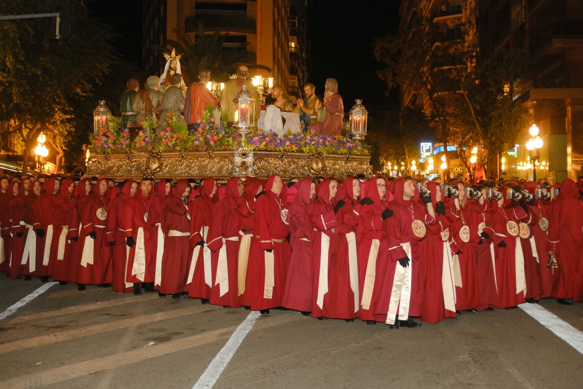 El paso más grande de España emociona a la Semana Santa de Alicante