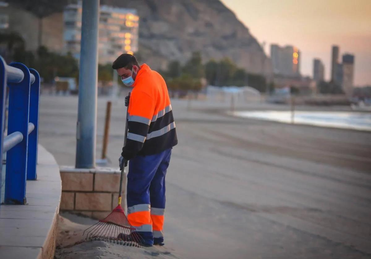 Imagen principal - La huelga de los trabajadores de la limpieza amenaza la cremà de las Hogueras de Alicante