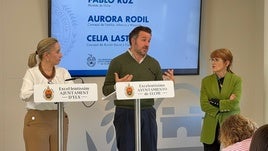 Pablo Ruz, junto a las ediles de Familia y Acción Social.
