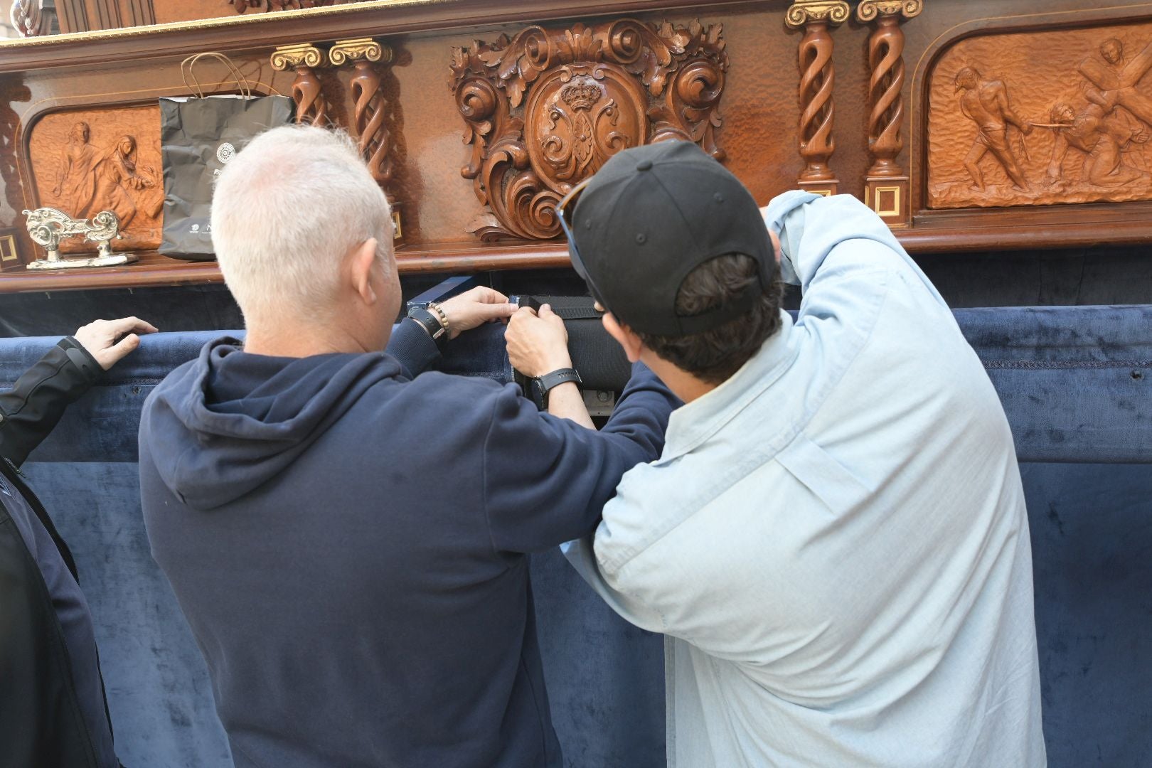 La Santa Cena culmina su tradición decorando el trono con alimentos